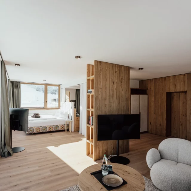 Modernes Zimmer mit Holzoberflächen und großen Fenstern