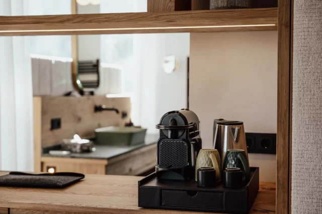 Moderne Küchenelemente mit Kaffeemaschine und Tassen.