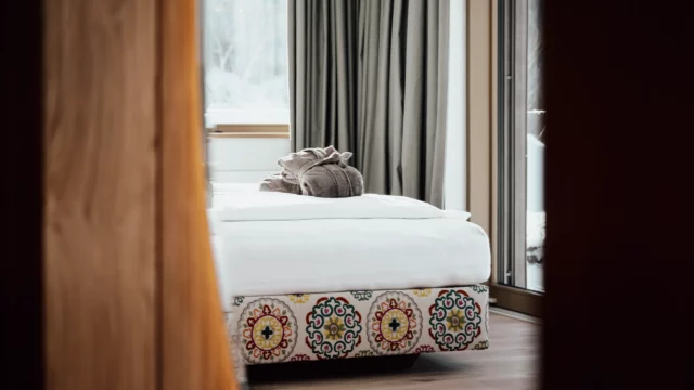 Gemütliches Schlafzimmer mit dekorativem Bettgestell.