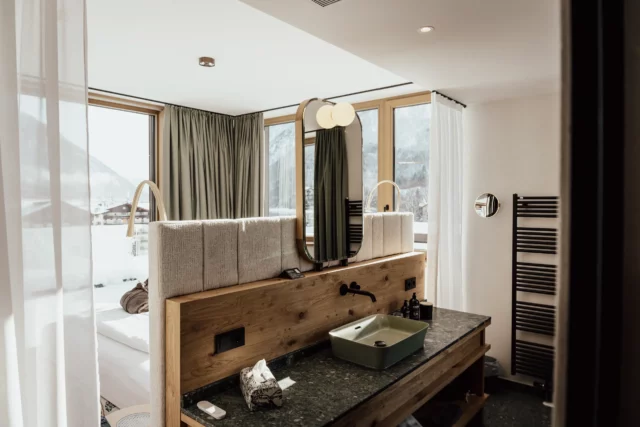 Modernes Schlafzimmer mit großem Fenster und Waschbecken