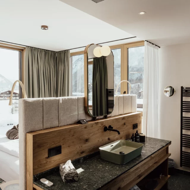 Modernes Schlafzimmer mit großem Fenster und Waschbecken