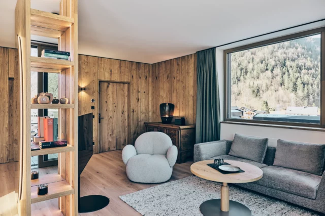 Moderner Wohnraum mit Holzdekor und gemütlicher Einrichtung