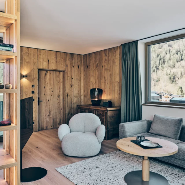 Moderner Wohnraum mit Holzdekor und gemütlicher Einrichtung