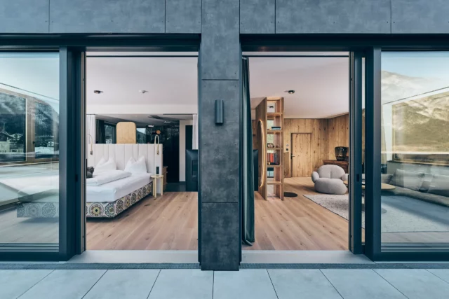 Modernes Zimmer mit Blick auf die Berge