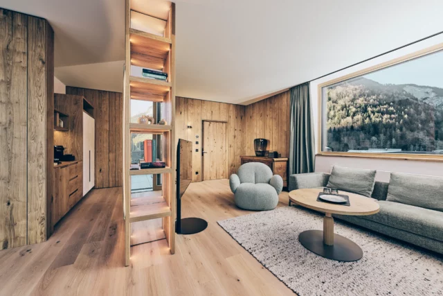 Moderne Wohnräume mit Holz und gemütlicher Einrichtung.