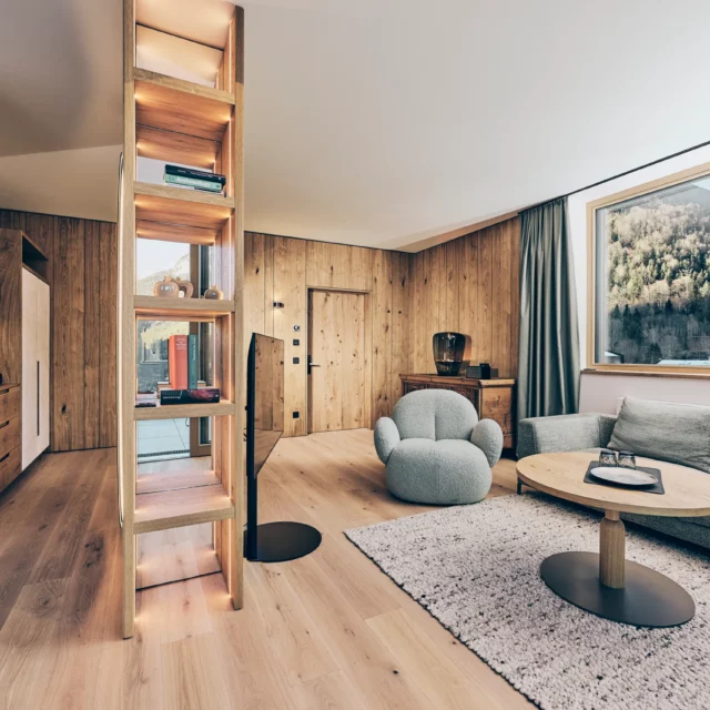 Moderne Wohnräume mit Holz und gemütlicher Einrichtung.