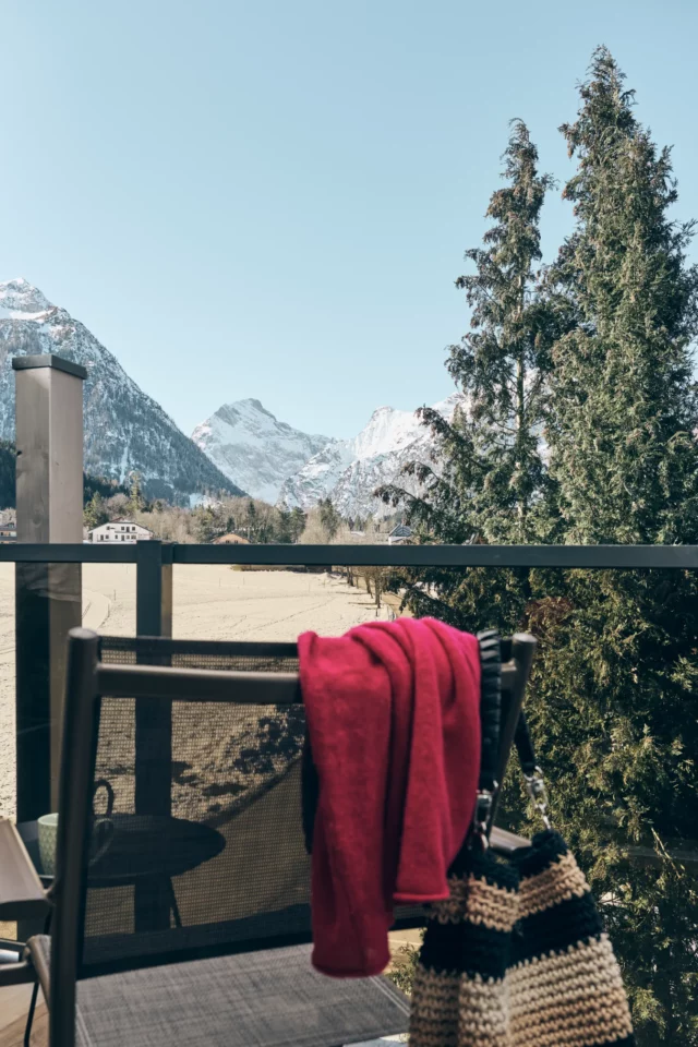Gemütlicher Balkon mit Bergblick und Decke