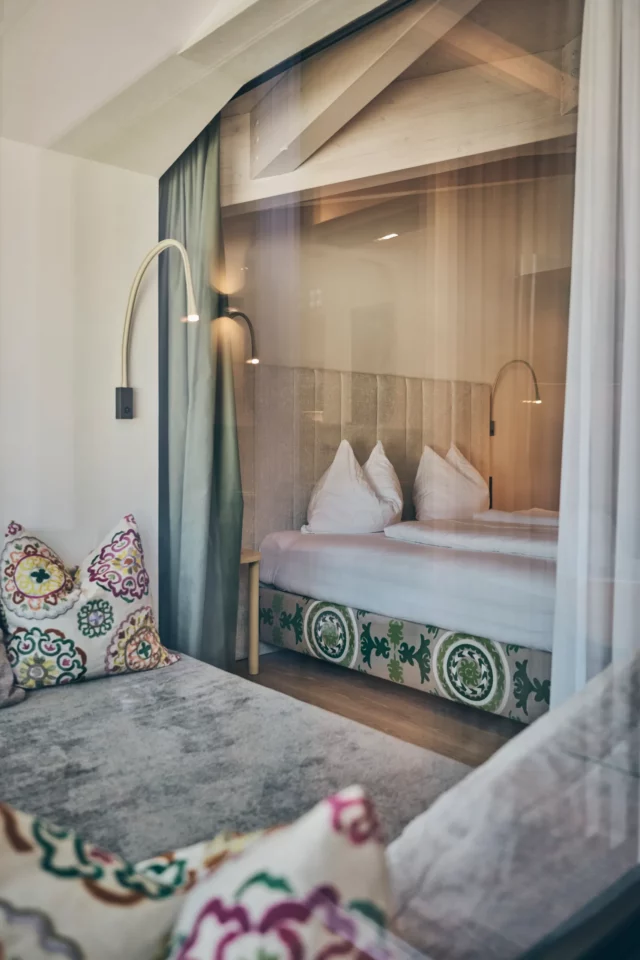 Gemütliches Zimmer mit dekorativen Kissen