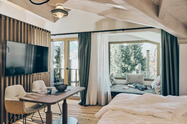 Moderner Wohnraum mit Blick ins Grüne.