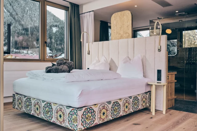 Modernes Schlafzimmer mit Ausblick auf die Berge.