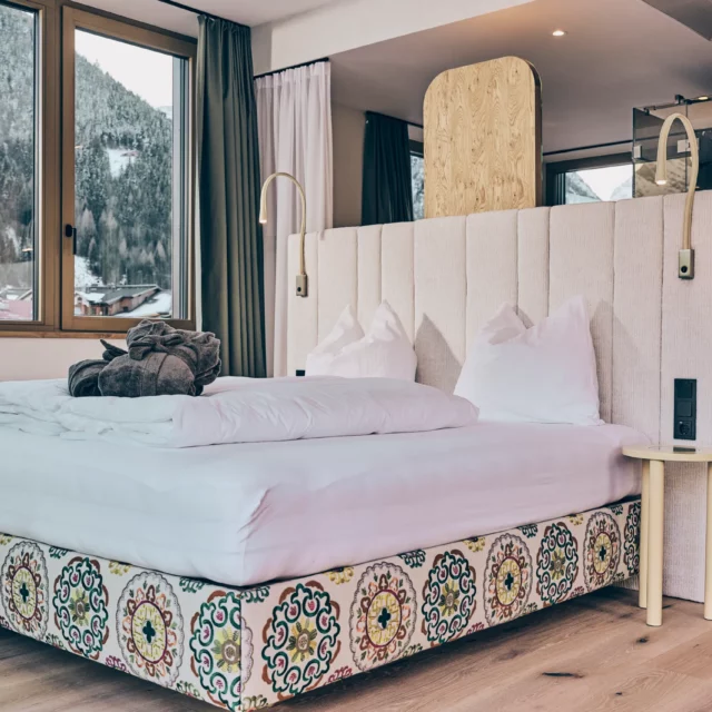 Modernes Schlafzimmer mit Ausblick auf die Berge.