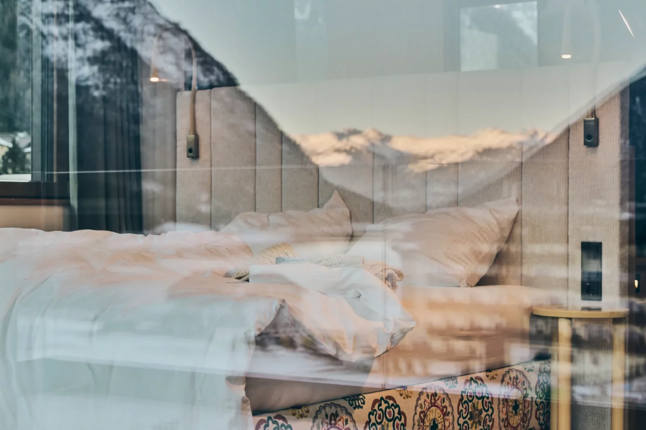 Gemütliches Schlafzimmer mit Aussicht auf Berge