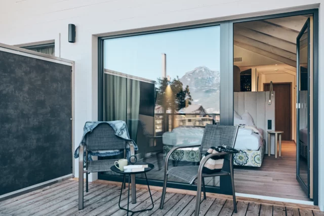 Gemütlicher Balkon mit Stühlen und Tisch