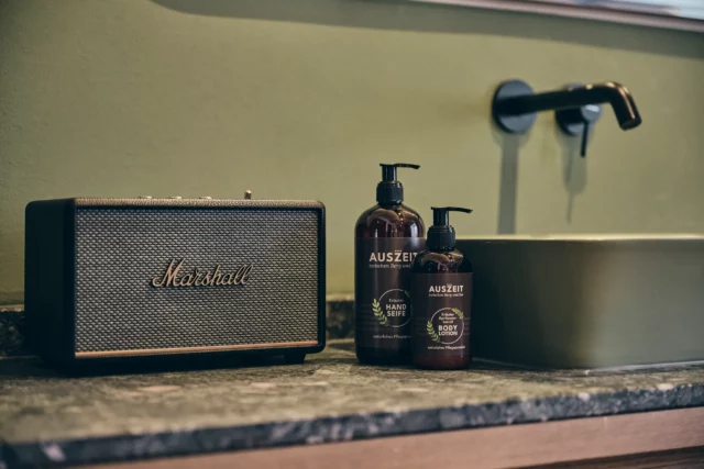 Hochwertige Handseife und Lotion im Badezimmer