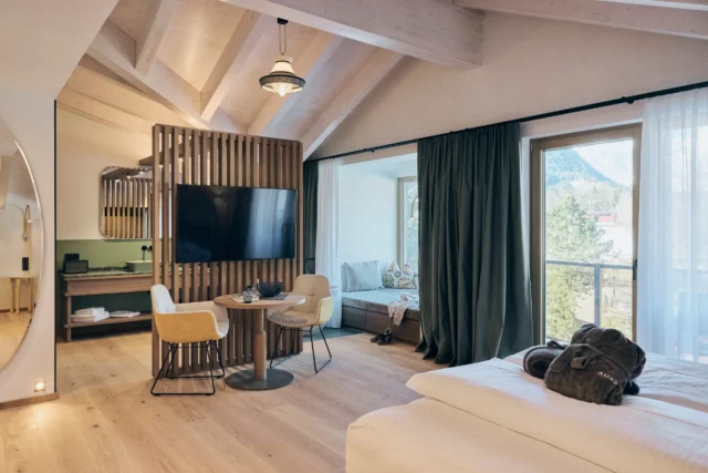 Helle und moderne Hotelzimmeransicht