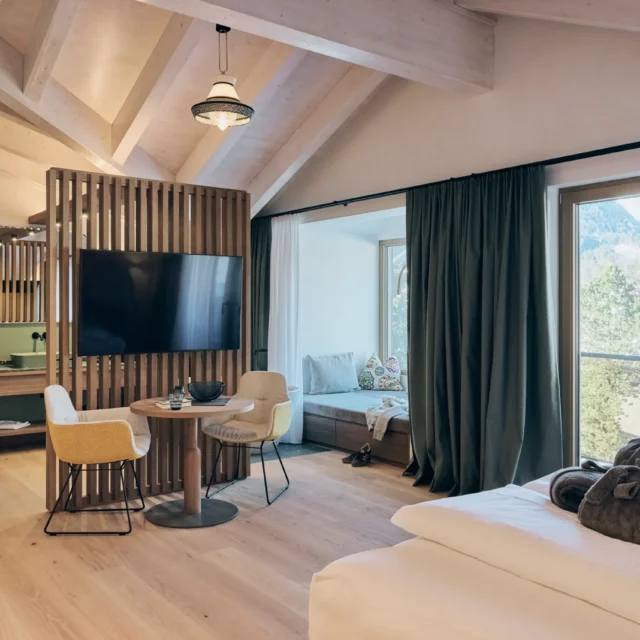 Helle und moderne Hotelzimmeransicht