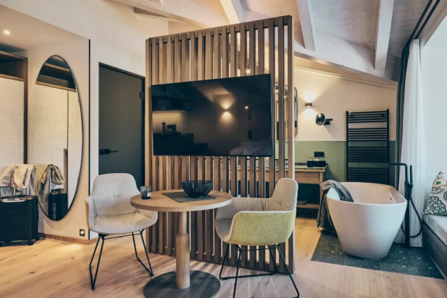 Moderne Wohnküche mit Fernseher und Sitzgelegenheiten.