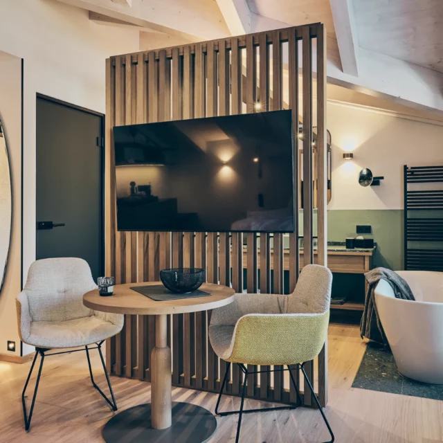 hotel auszeit panoramazimmerxl 00356 Moderne Wohnküche mit Fernseher und Sitzgelegenheiten.