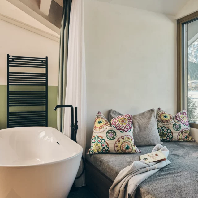 hotel auszeit panoramazimmerxl 00382 Helles Badezimmer mit Whirlwanne und gemütlichem Sitzbereich.