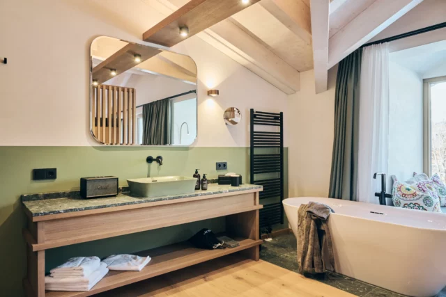 Modernes Badezimmer mit Badewanne und Spiegel.