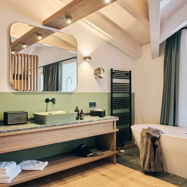 hotel auszeit panoramazimmerxl bad 00347 Modernes Badezimmer mit Badewanne und Spiegel.