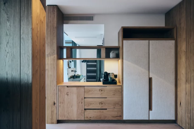 Moderne und elegante Küchenzeile mit Holzdetails.