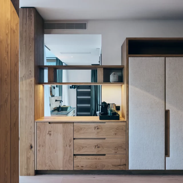 Moderne und elegante Küchenzeile mit Holzdetails.