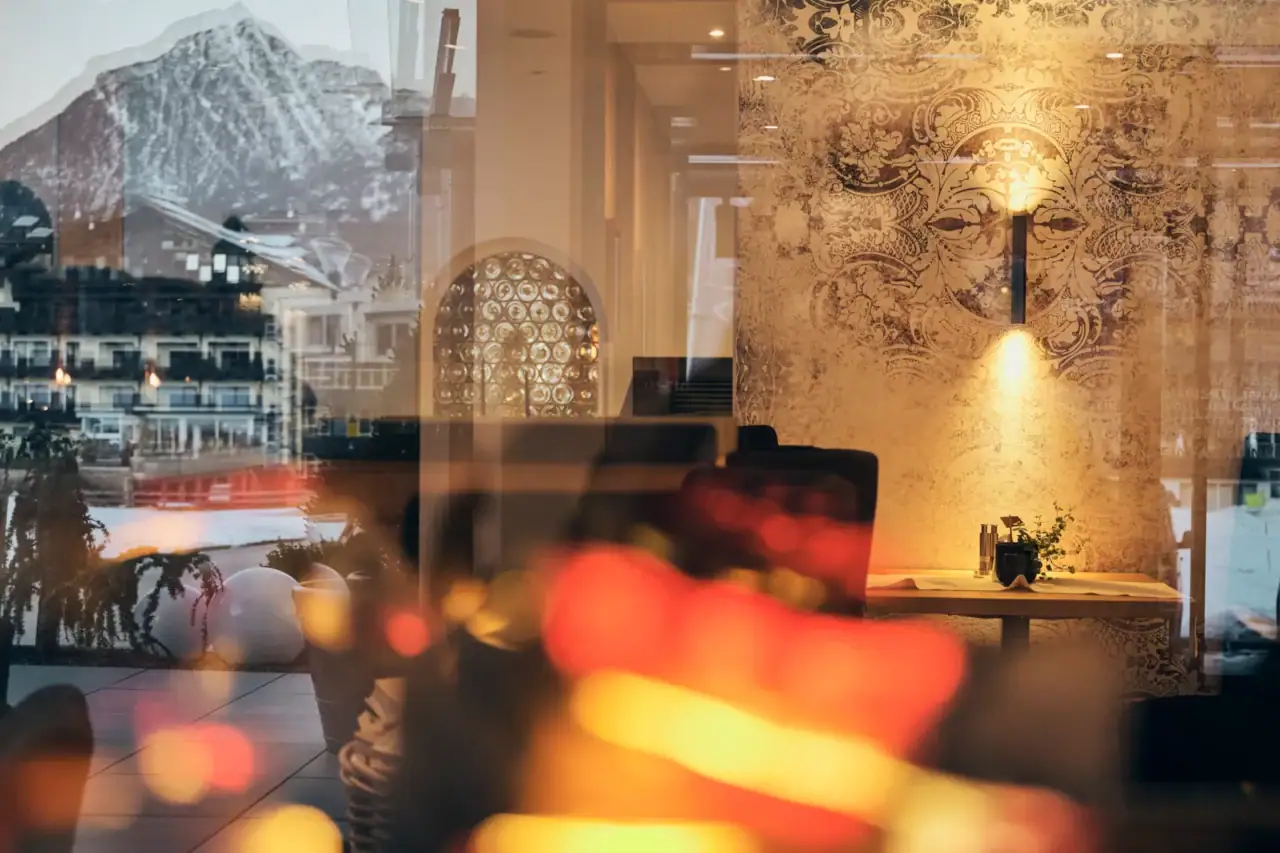 Reflexion eines eleganten Innenraums mit Bergblick