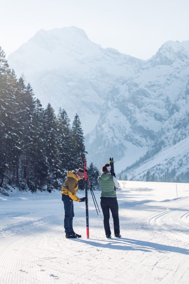 Zwei Skifahrer im winterlichen Gebirge.