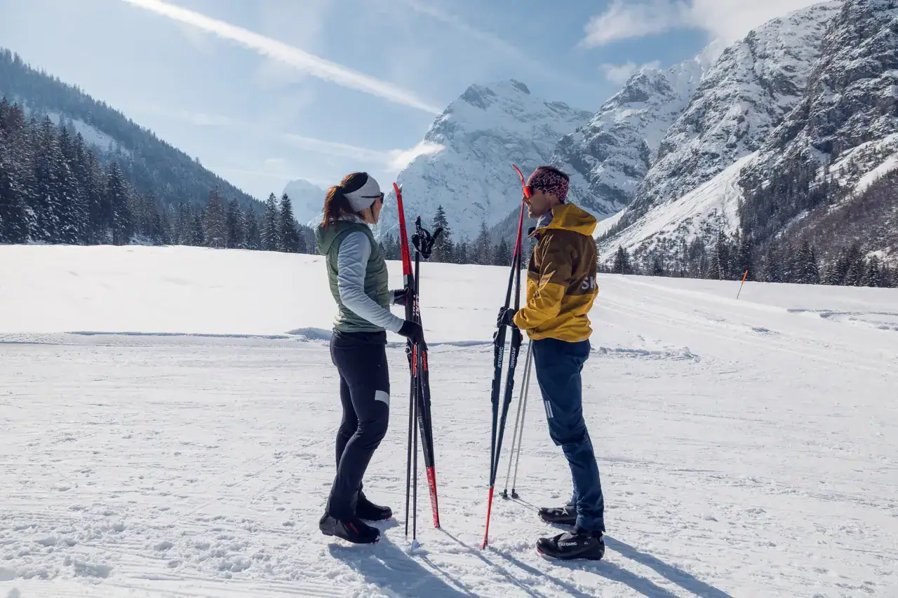 Zwei Personen beim Skilanglauf im Schnee