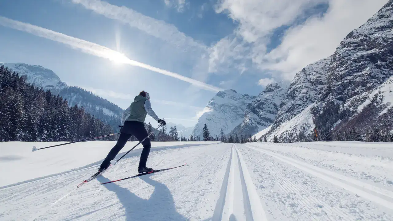 Langlauf-Skifahrer in verschneiter Berglandschaft