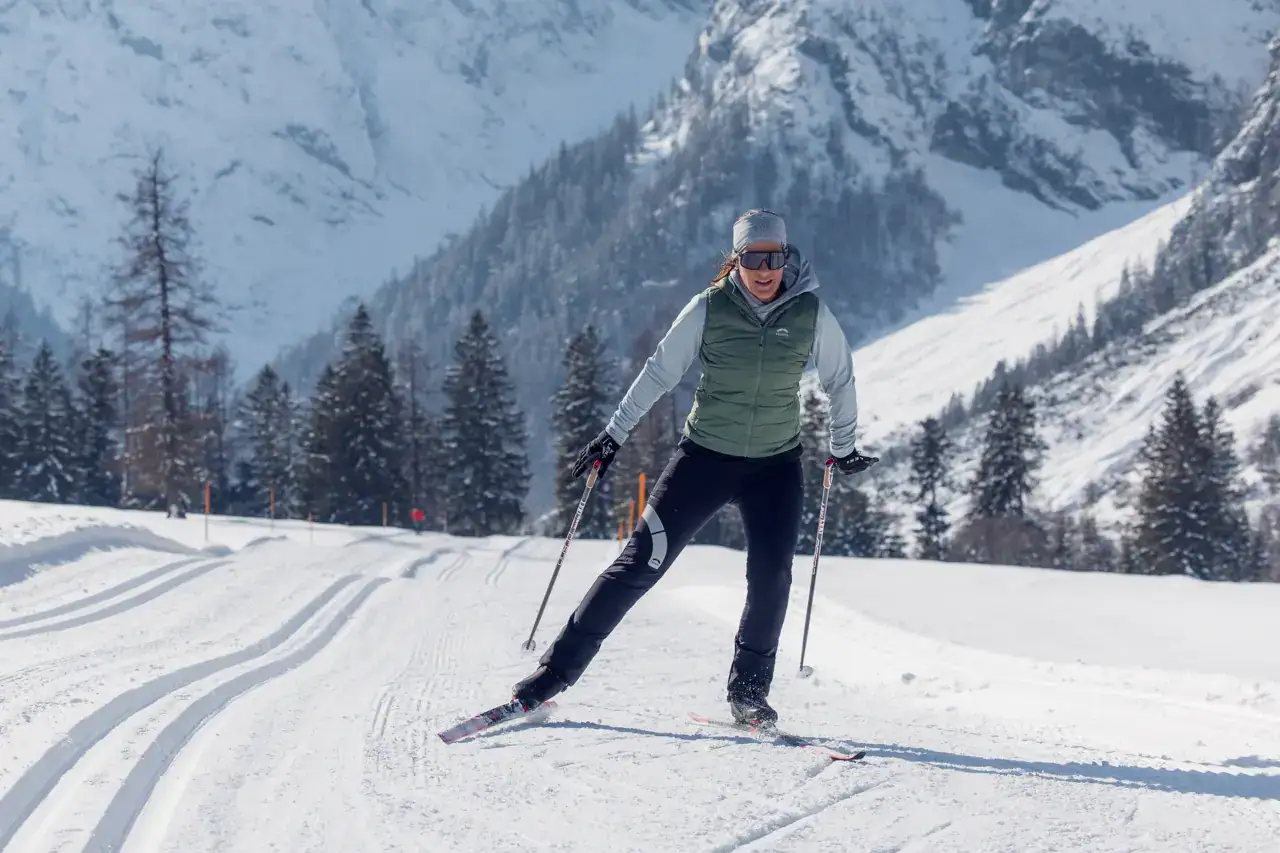 Skifahrerin auf verschneiter Piste im Gebirge