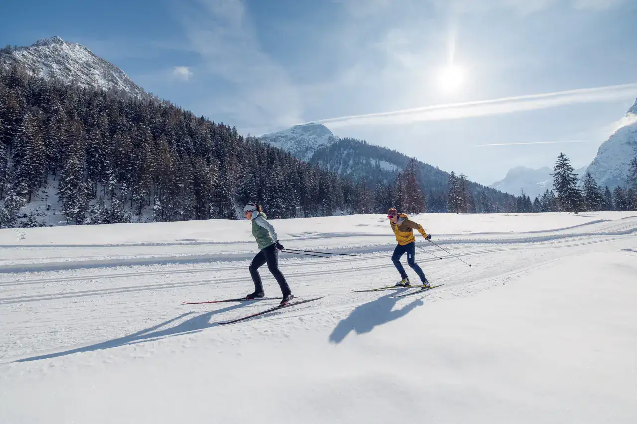 Zwei Menschen beim Langlaufen im Schnee