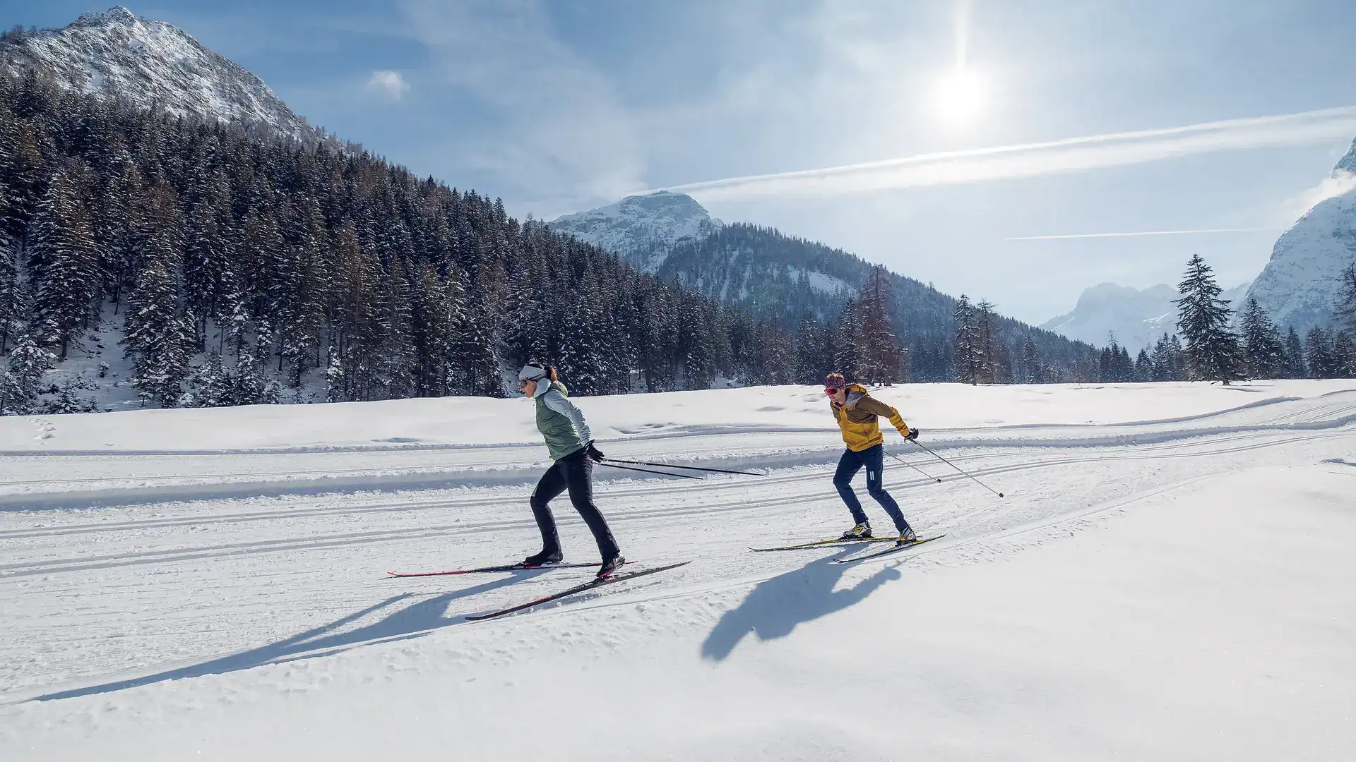 Zwei Menschen beim Langlaufen im Schnee