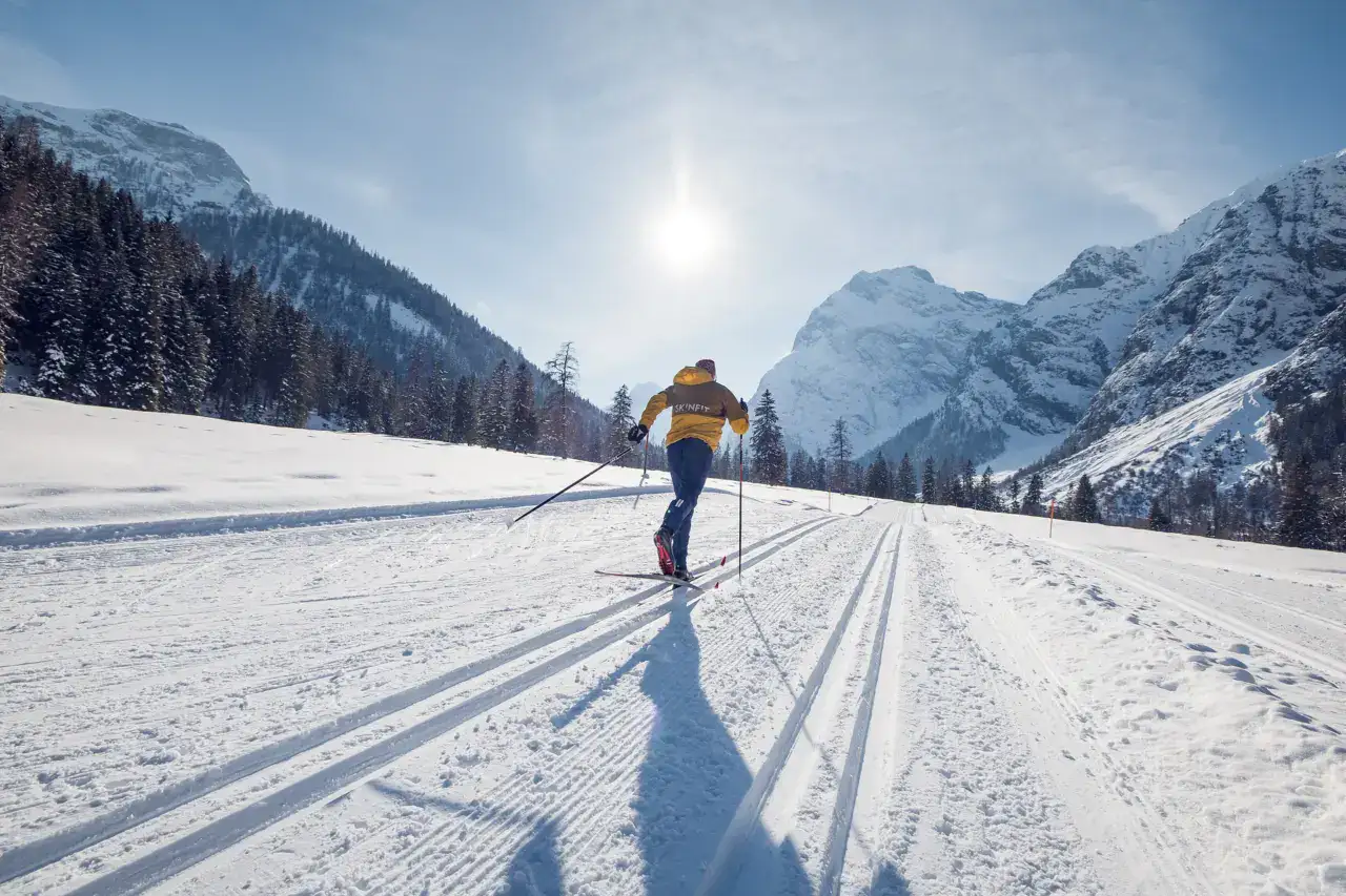 Skifahrer auf verschneiter Piste in den Bergen