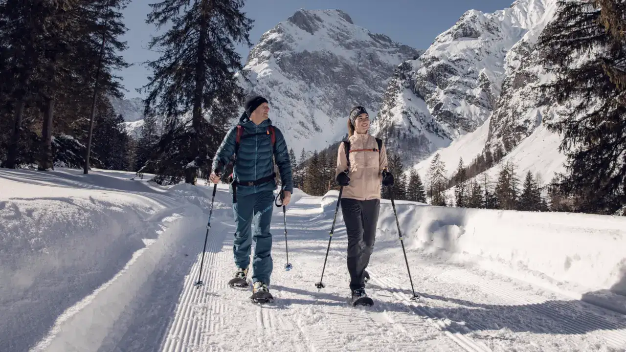 Winterwanderung in schneebedeckten Bergen